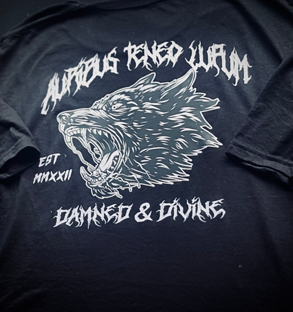 D&D “AURIBUS TENEO LUPUM” TEE