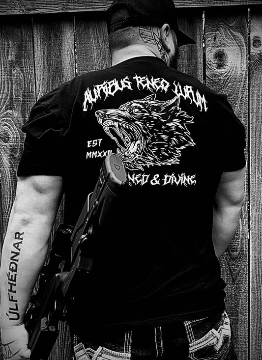 D&D “AURIBUS TENEO LUPUM” TEE