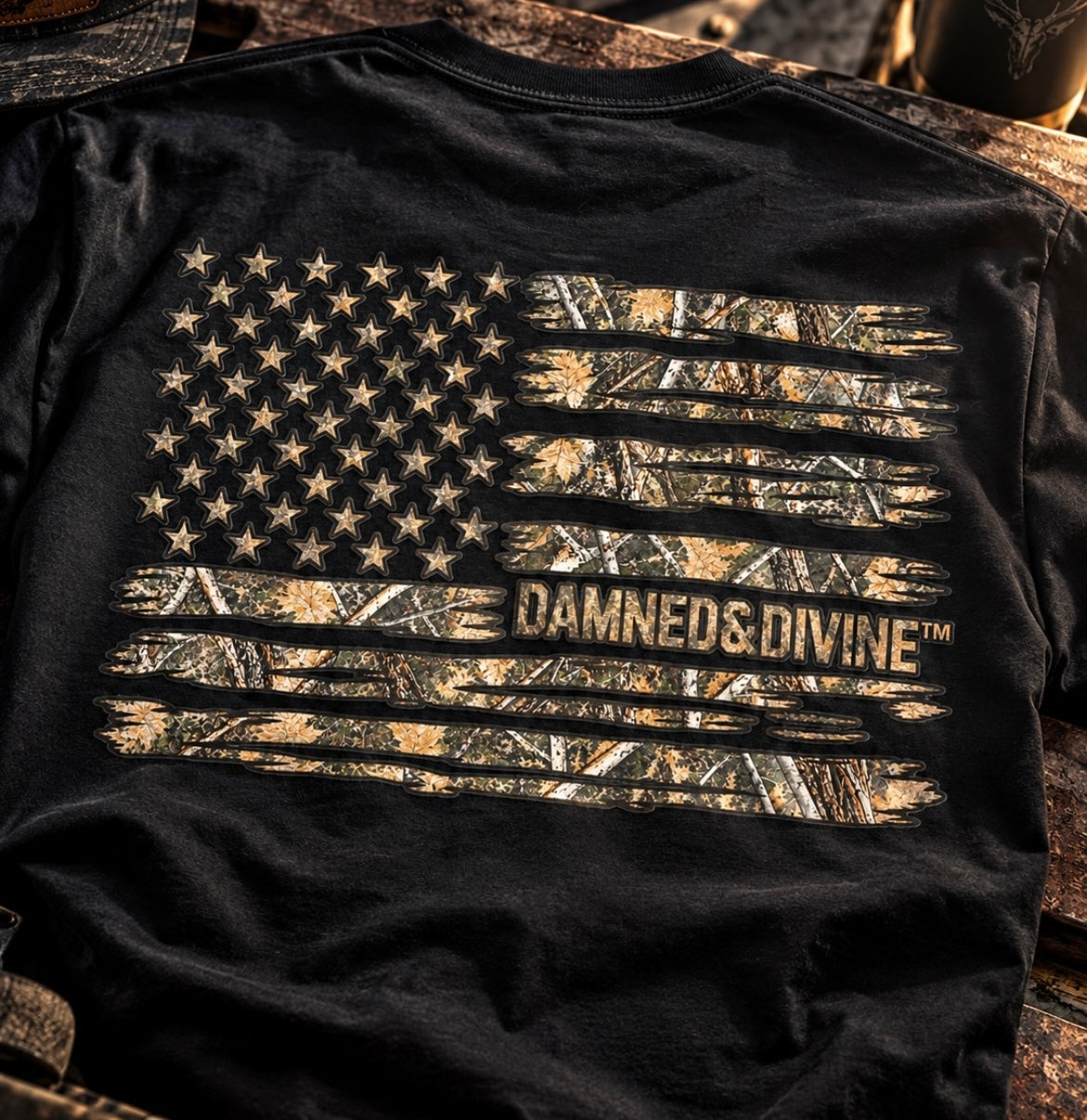 D&D WOODLAND CAMO FLAG TEE